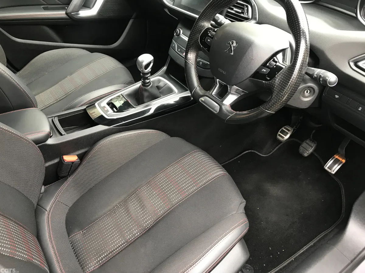 Peugeot 308 Hatchback, Petrol, 2019, Grey