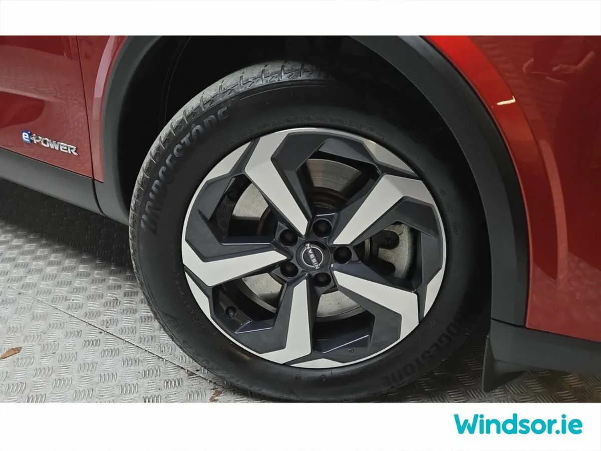 Nissan Qashqai MPV, Petrol Hybrid, 2024, Red