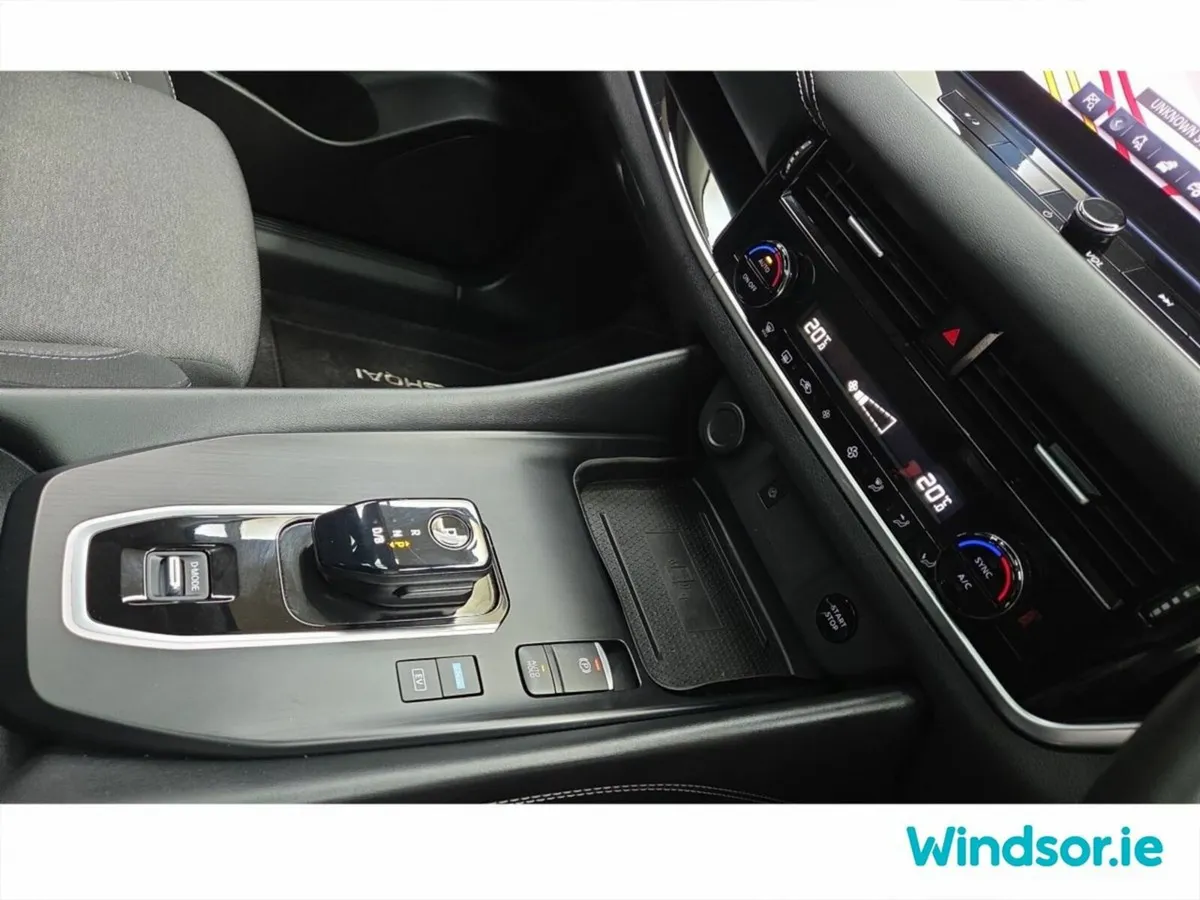 Nissan Qashqai MPV, Petrol Hybrid, 2024, Red