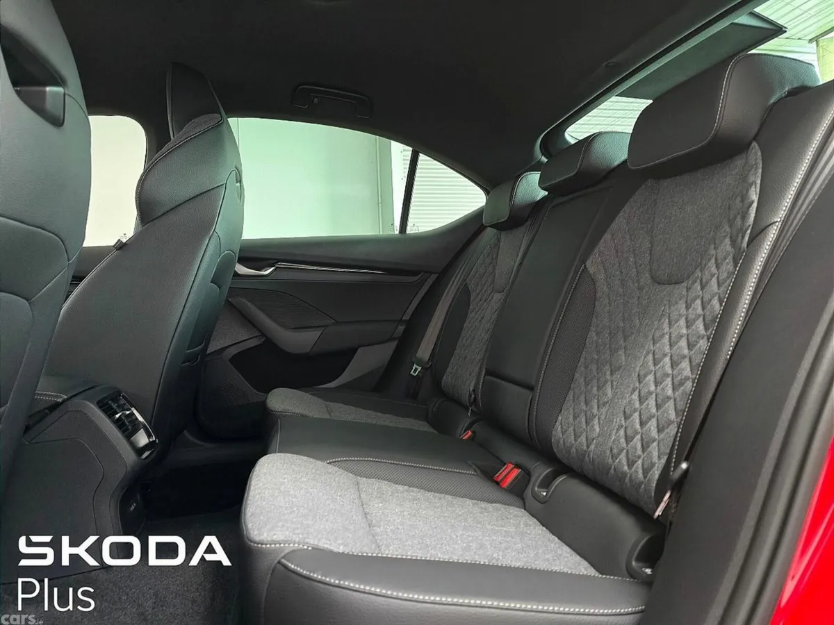 Skoda Octavia Saloon, Diesel, 2027, Red