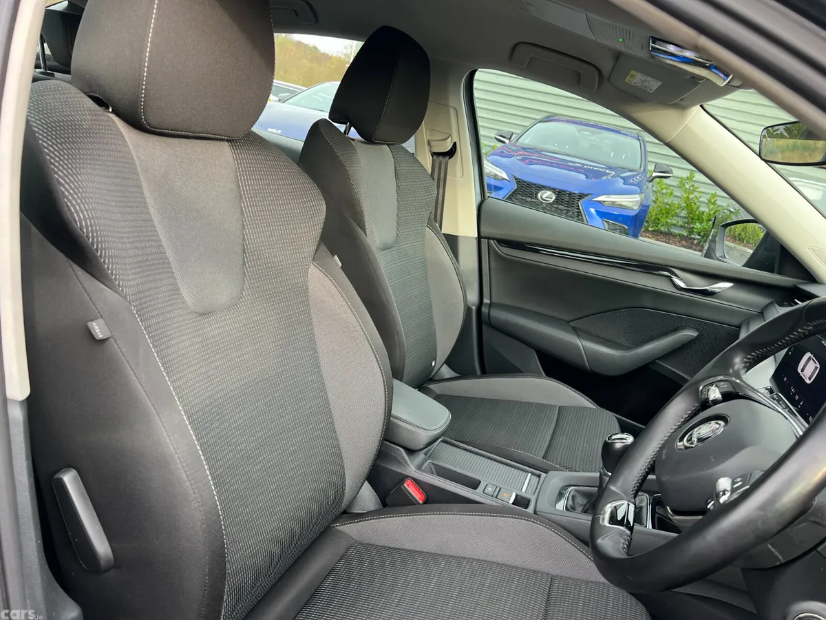 Skoda Octavia Hatchback, Diesel, 2022, Grey