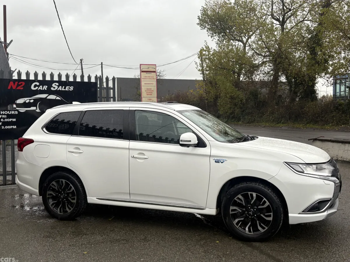 Mitsubishi Outlander SUV, Petrol Plug-in Hybrid, 2017, White