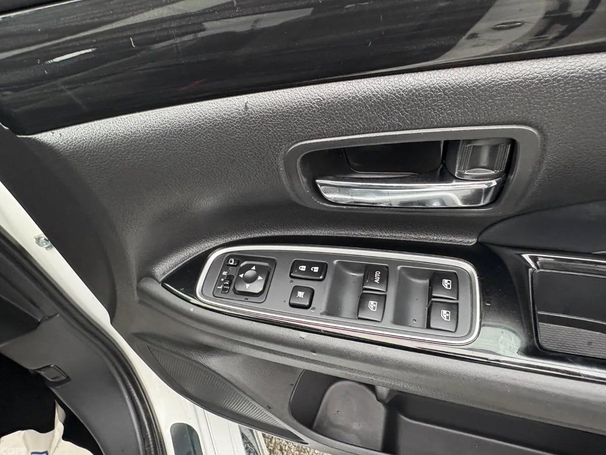 Mitsubishi Outlander SUV, Petrol Plug-in Hybrid, 2017, White