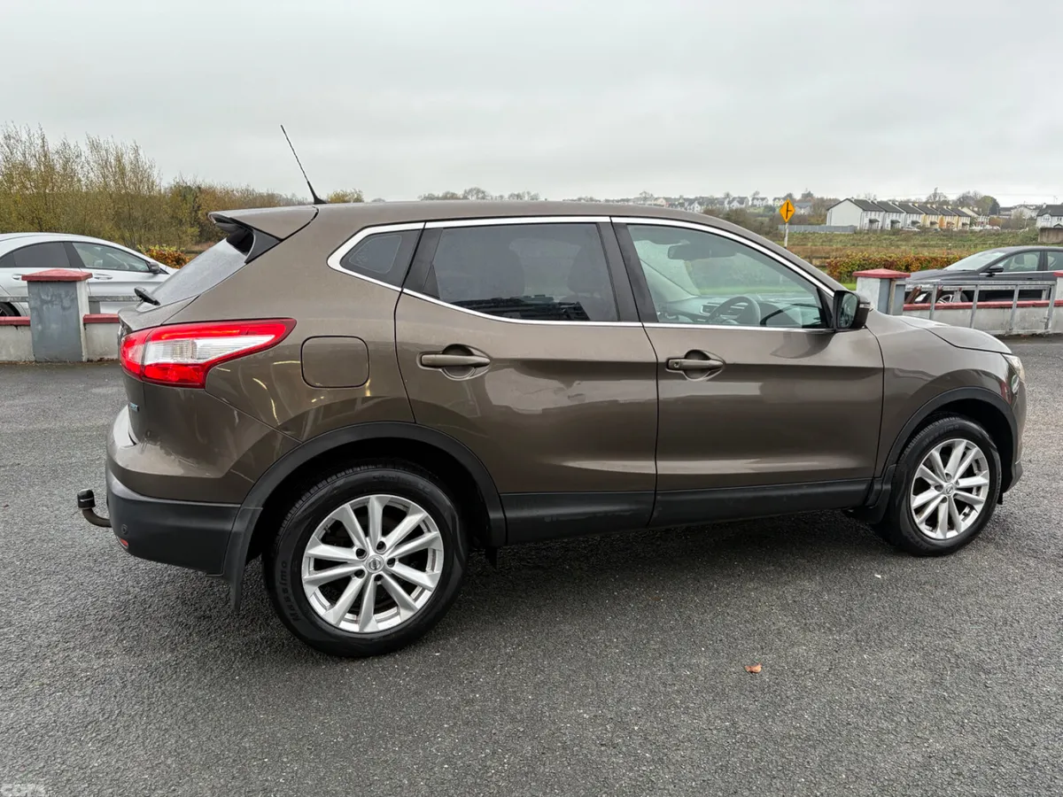 Nissan Qashqai Hatchback, Diesel, 2015, Brown
