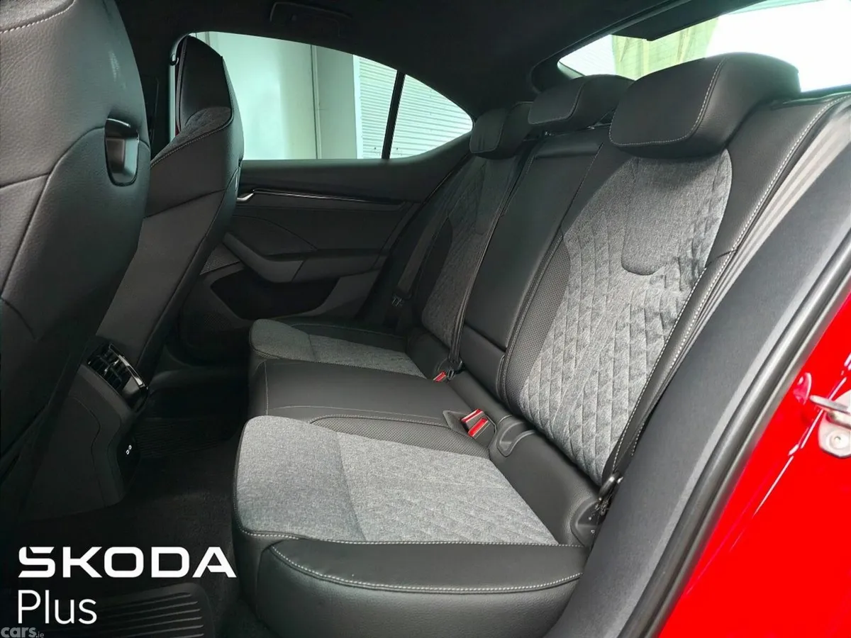 Skoda Octavia Saloon, Diesel, 2027, Red