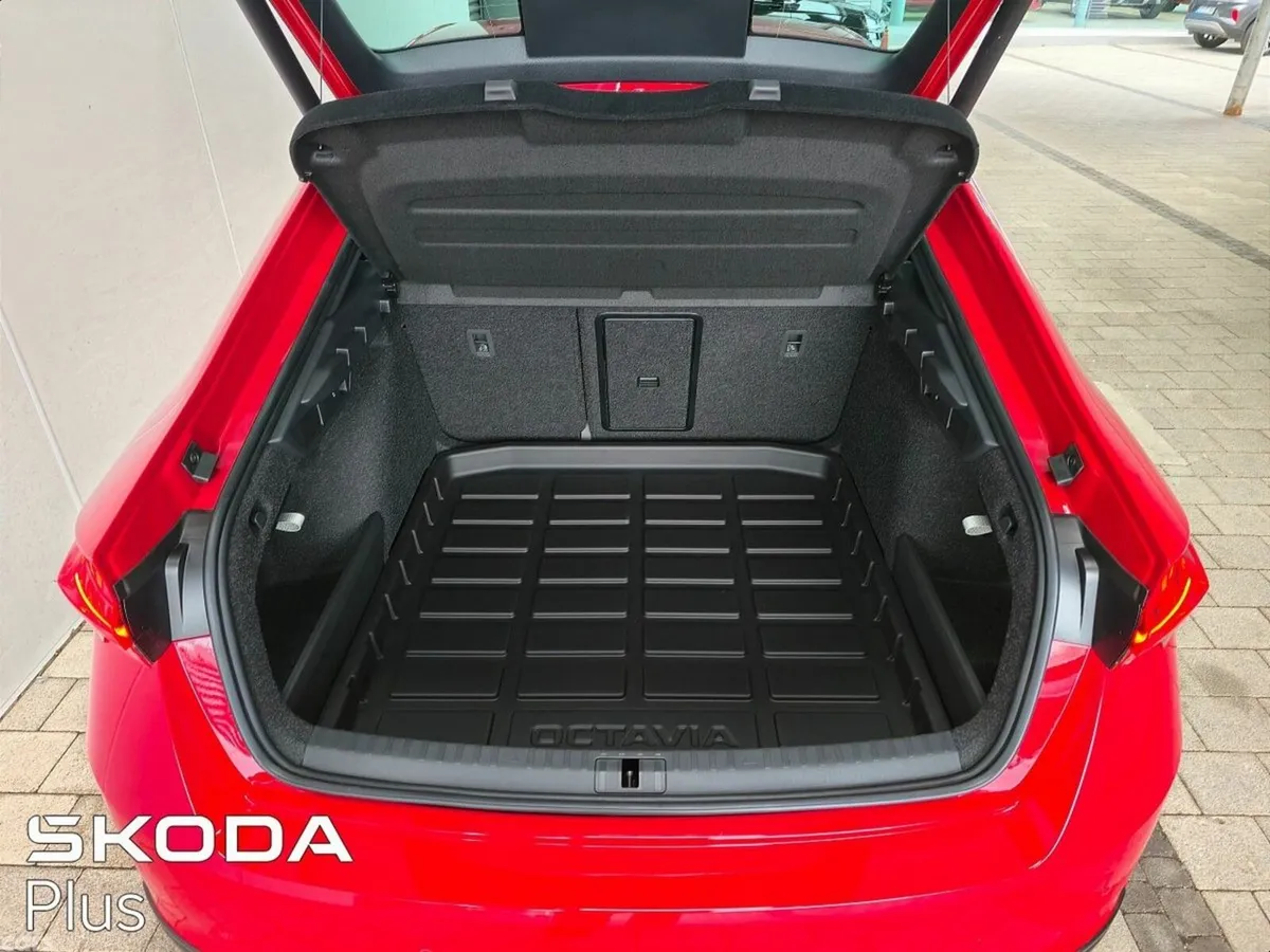 Skoda Octavia Saloon, Diesel, 2027, Red