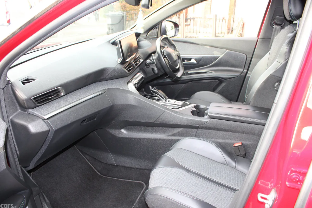 Peugeot 3008 MPV, Diesel, 2023, Red