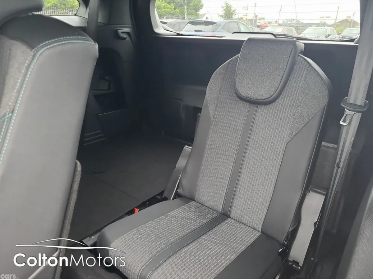 Peugeot 5008 MPV, Diesel, 2023, Grey