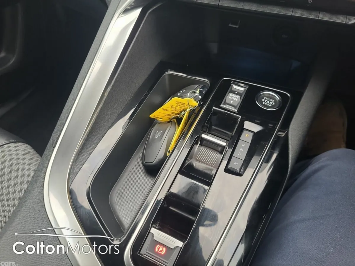 Peugeot 5008 MPV, Diesel, 2023, Grey