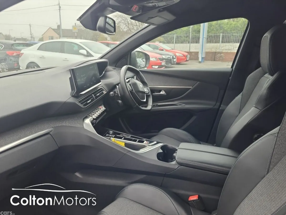 Peugeot 5008 MPV, Diesel, 2023, Grey