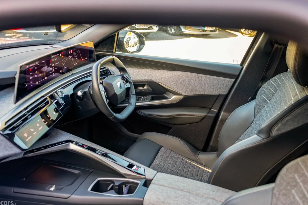 Peugeot 5008 MPV, Petrol, 2025, Grey