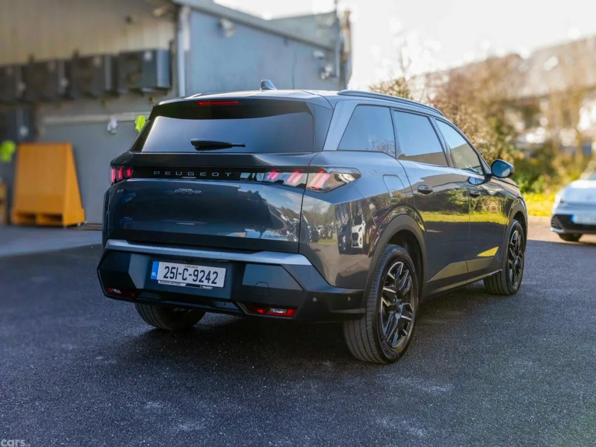 Peugeot 5008 MPV, Petrol, 2025, Grey