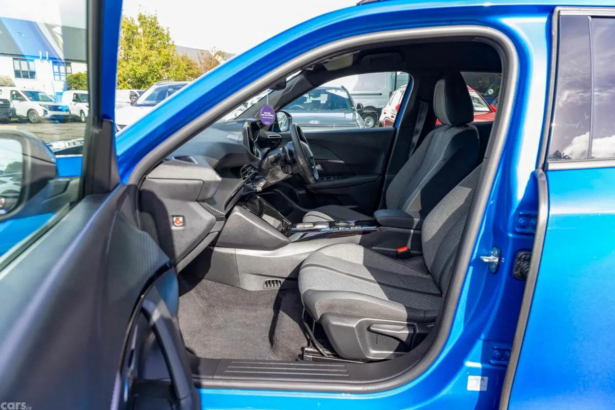 Peugeot 2008 MPV, Petrol, 2025, Blue