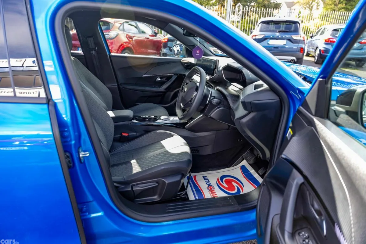 Peugeot 2008 MPV, Petrol, 2025, Blue