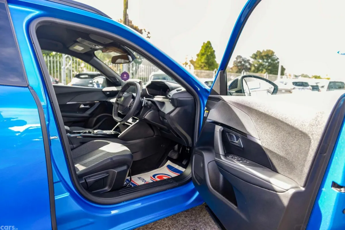 Peugeot 2008 MPV, Petrol, 2025, Blue