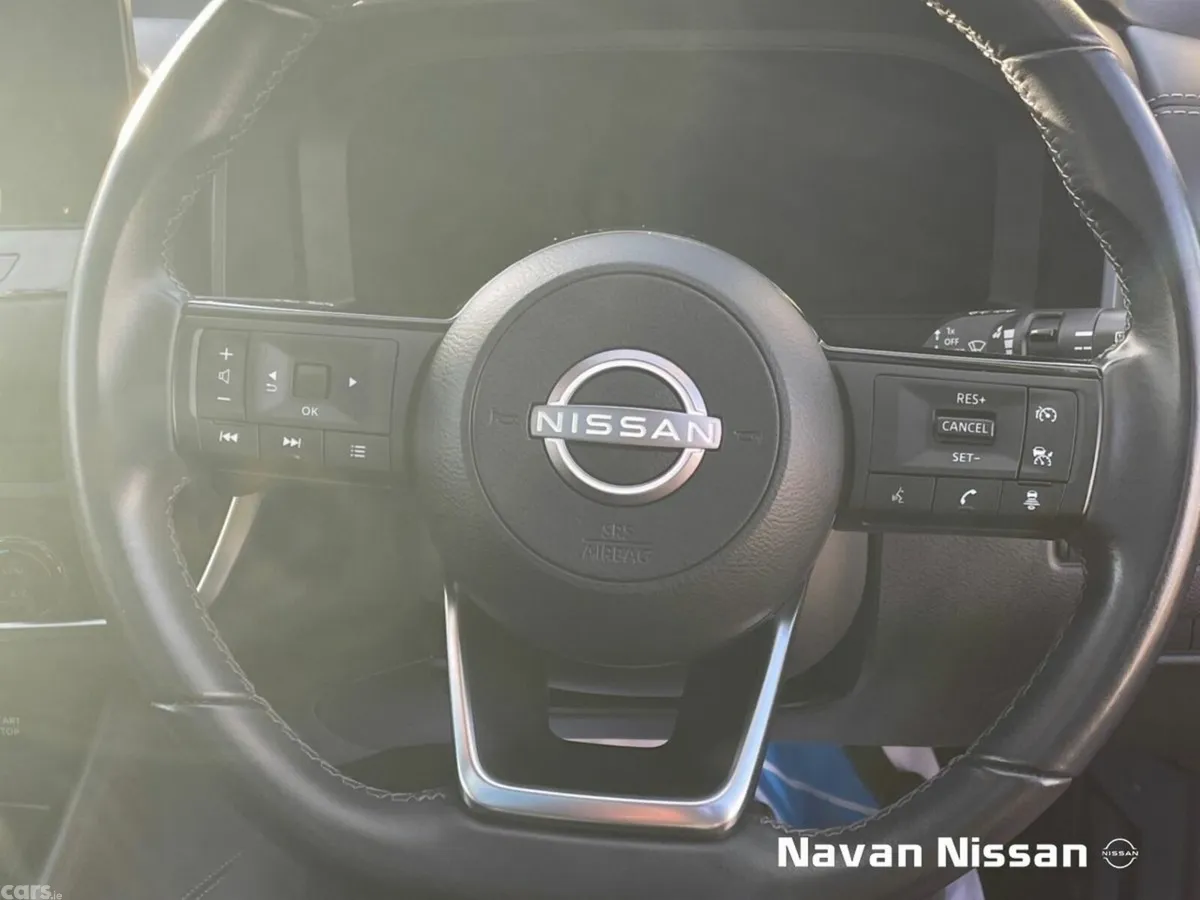 Nissan Qashqai MPV, Petrol Hybrid, 2023, Red