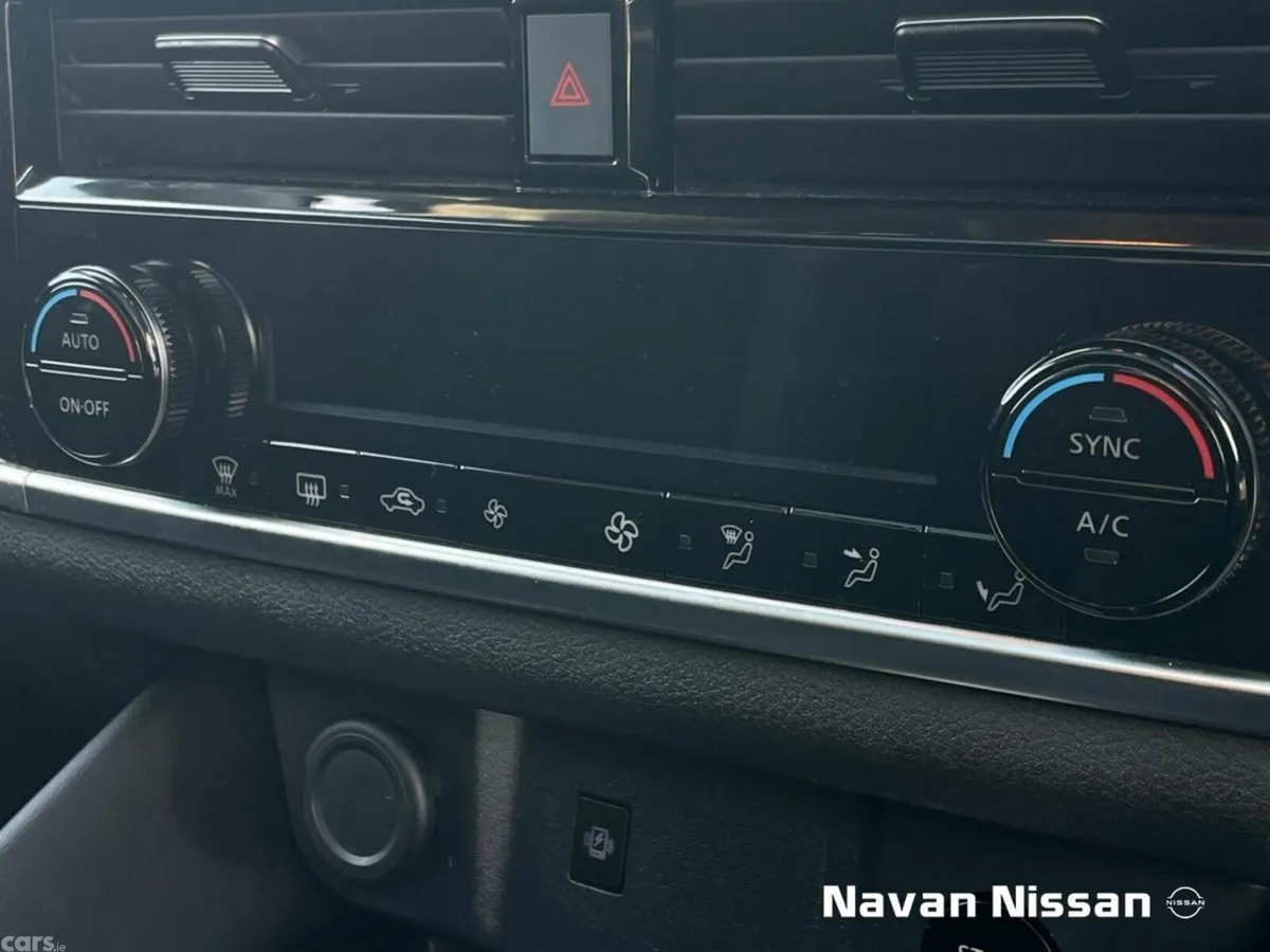 Nissan Qashqai MPV, Petrol Hybrid, 2023, Red