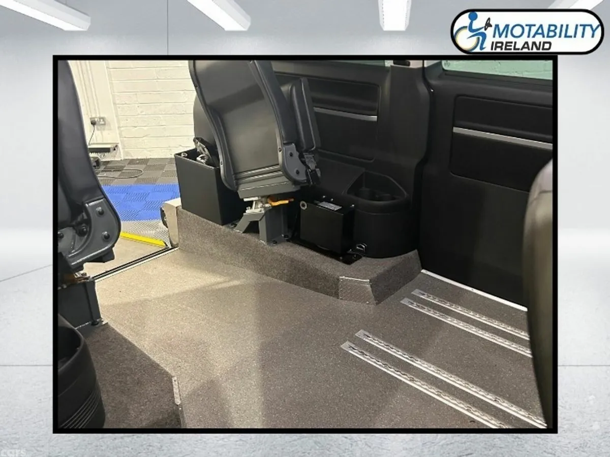 Volkswagen Caravelle MPV, Diesel, 2020, Blue