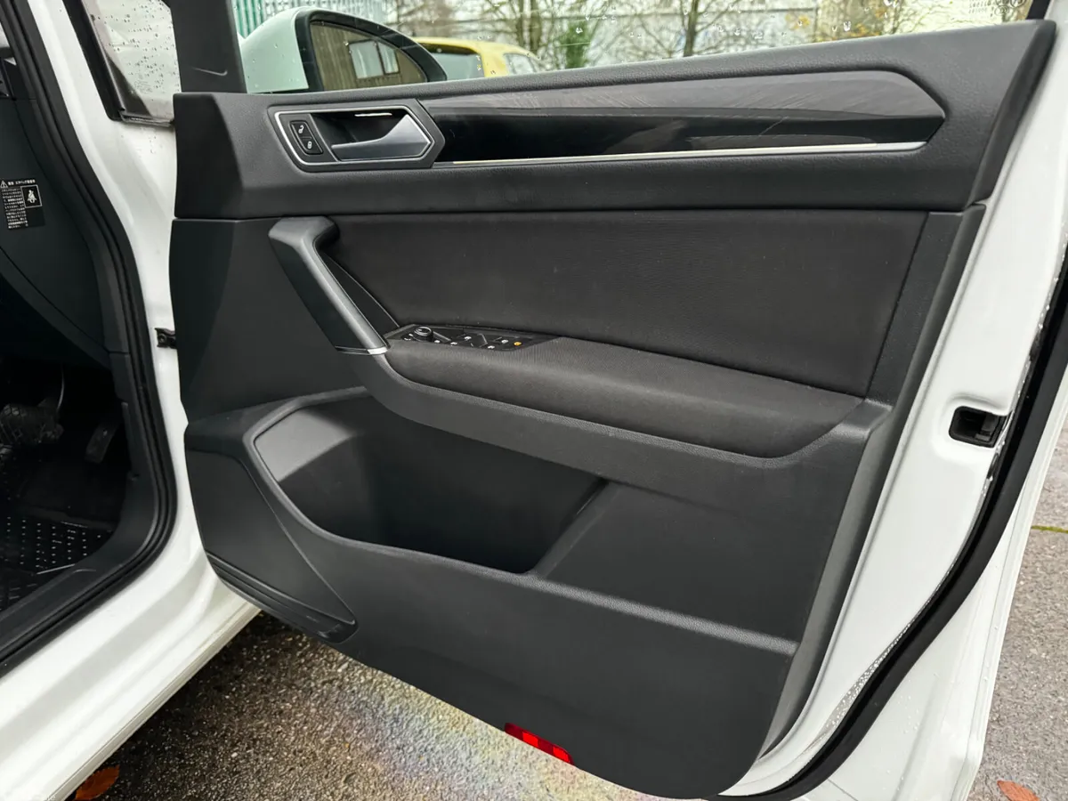 Volkswagen Touran MPV, Petrol, 2017, White