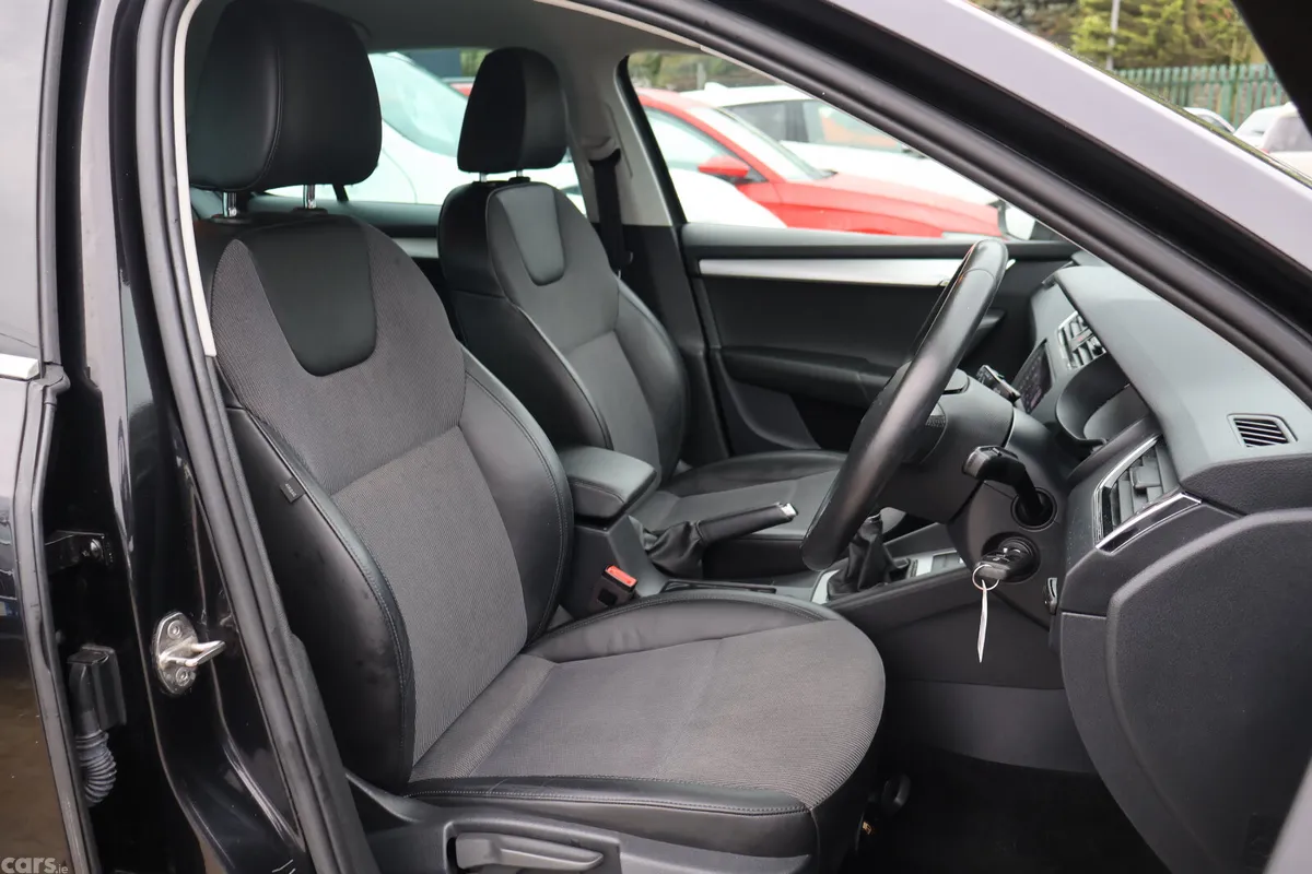 Skoda Octavia Saloon, Diesel, 2020, Black