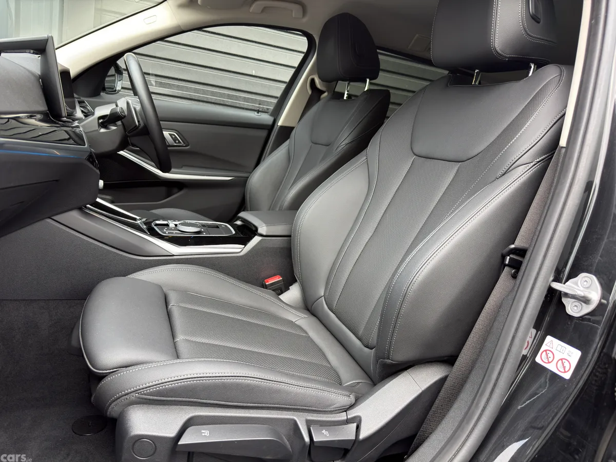 BMW 3-Series Estate, Petrol Hybrid, 2022, Black