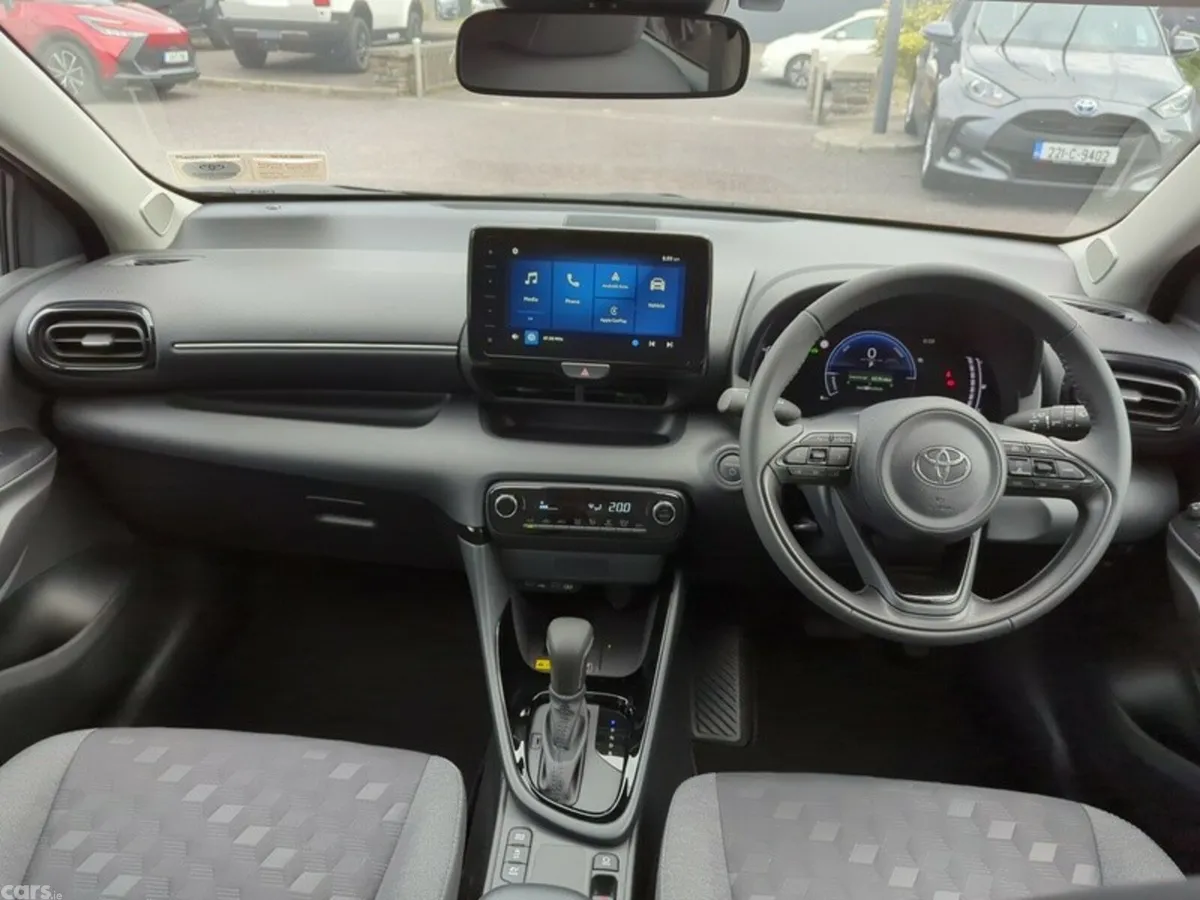 Toyota Yaris Hatchback, Petrol Hybrid, 2025, Silver