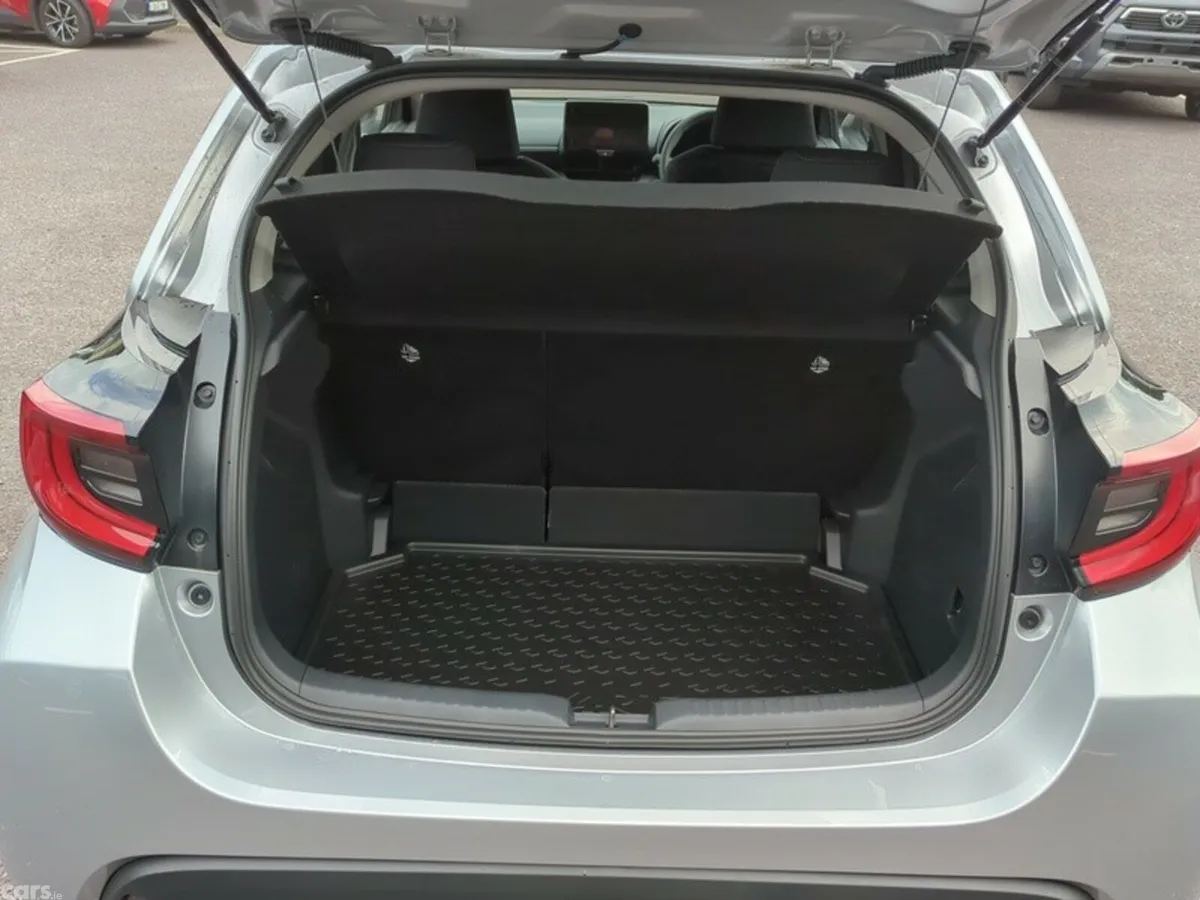 Toyota Yaris Hatchback, Petrol Hybrid, 2025, Silver