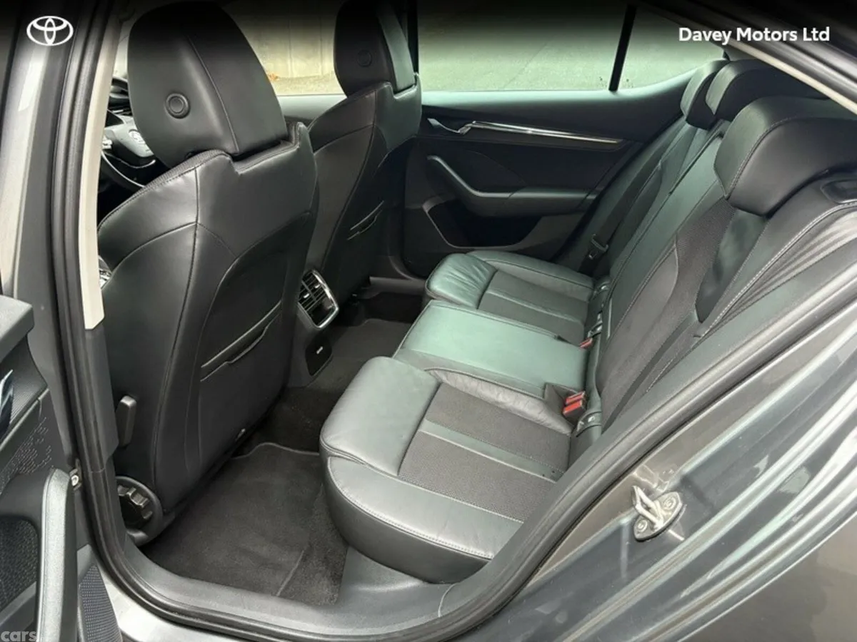 Skoda Octavia Hatchback, Diesel, 2023, Grey