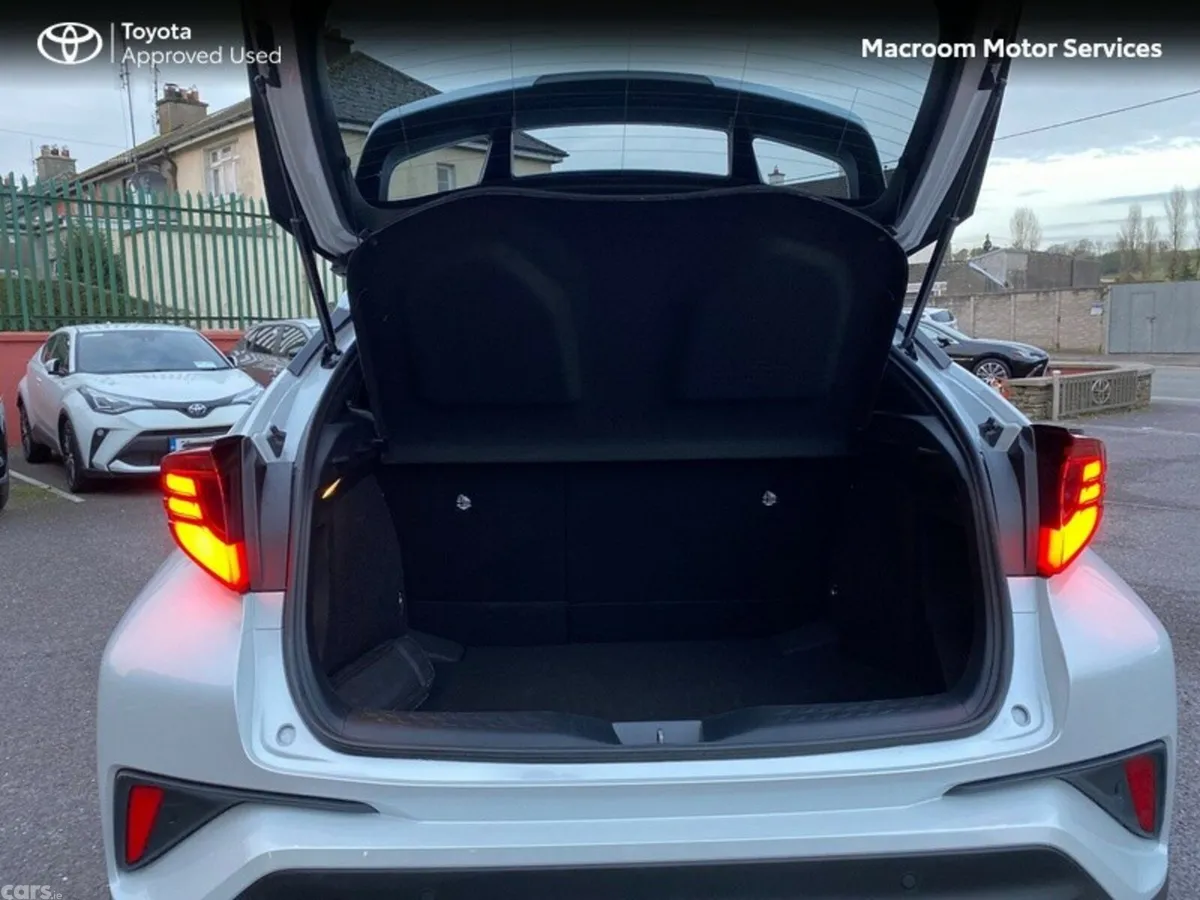 Toyota C-HR SUV, Petrol Hybrid, 2023, White