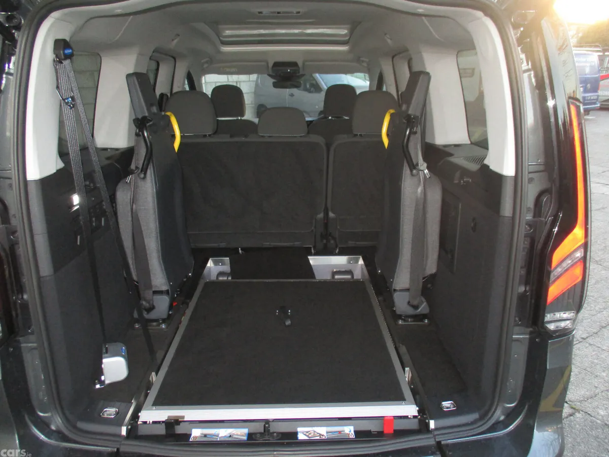Ford Tourneo Connect MPV, Petrol Plug-in Hybrid, 2026, Grey