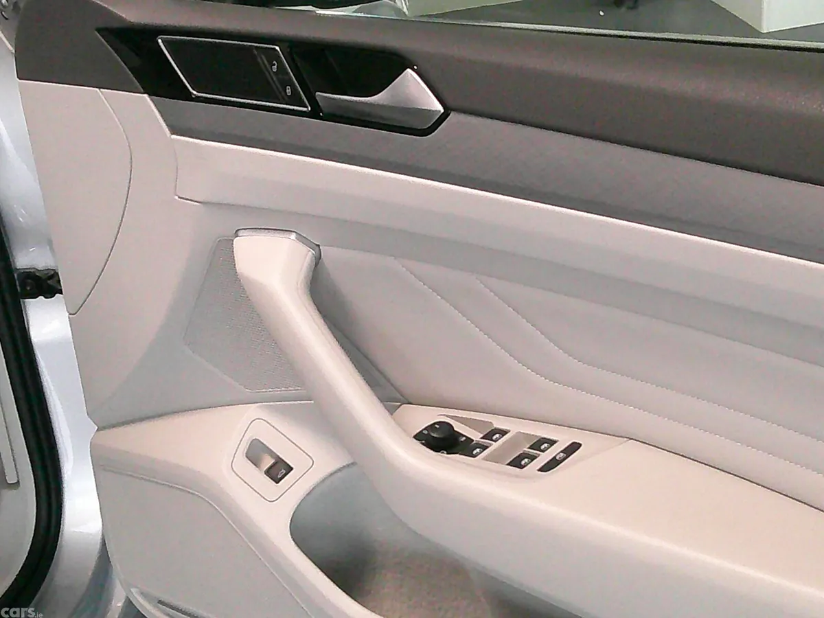 Volkswagen Passat Saloon, Diesel, 2021, Silver
