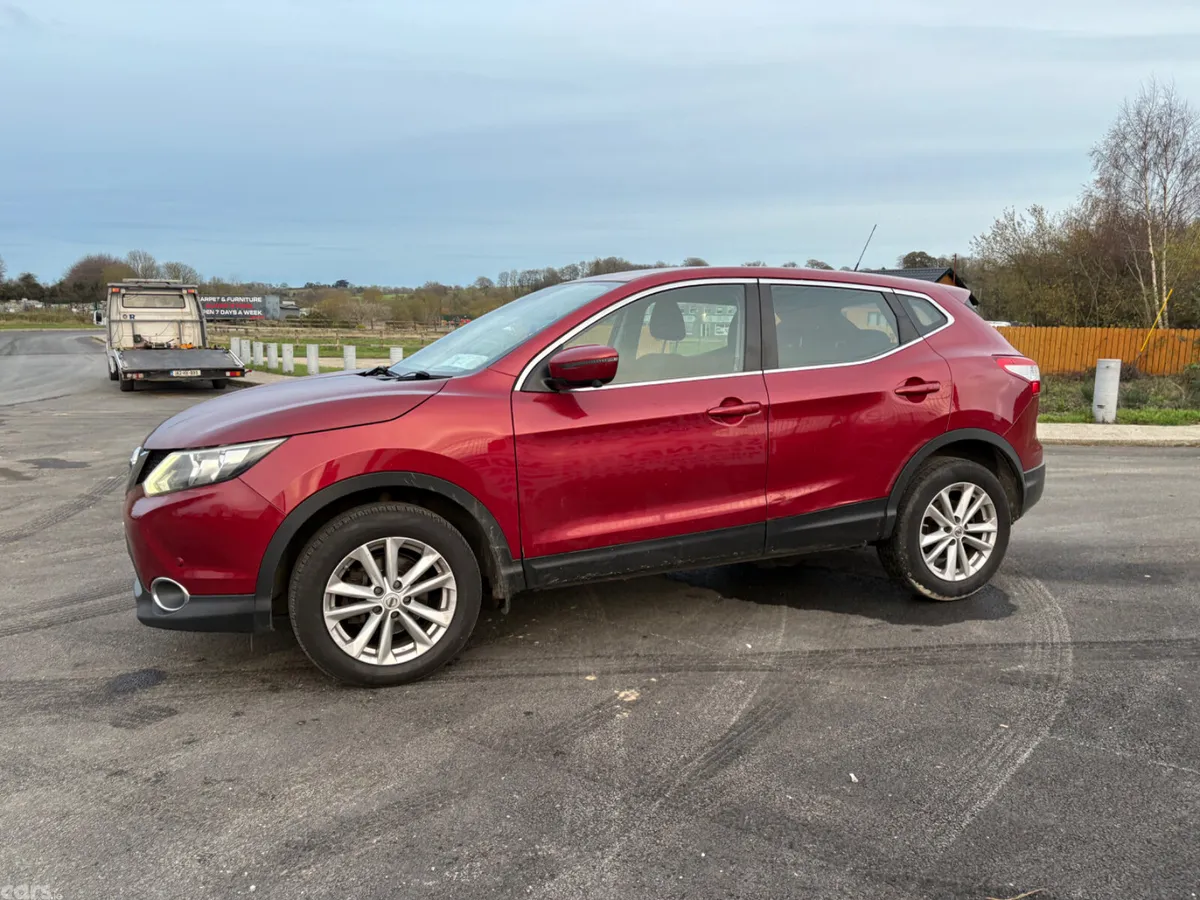 Nissan Qashqai Hatchback, Diesel, 2015, Red