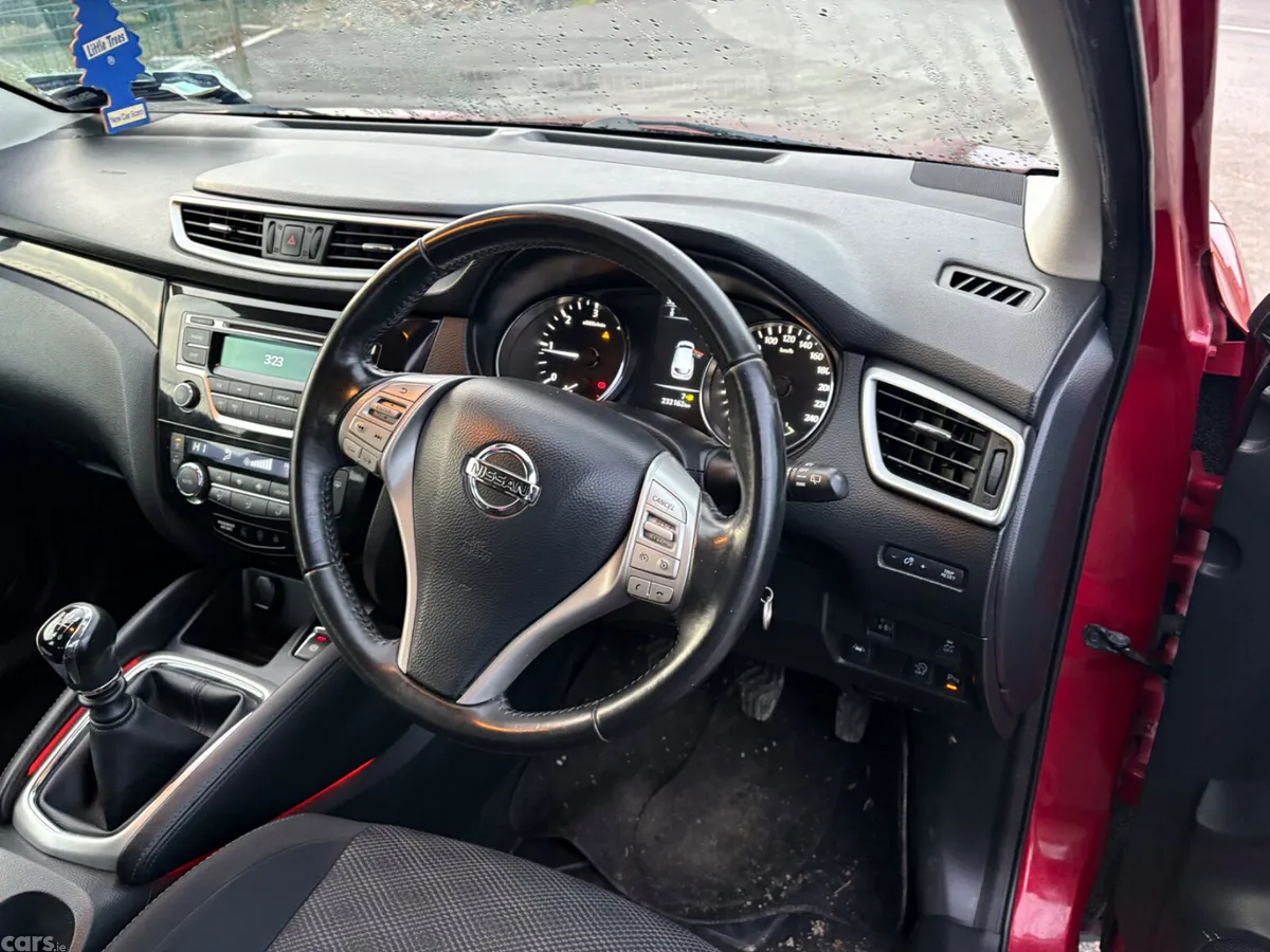Nissan Qashqai Hatchback, Diesel, 2015, Red