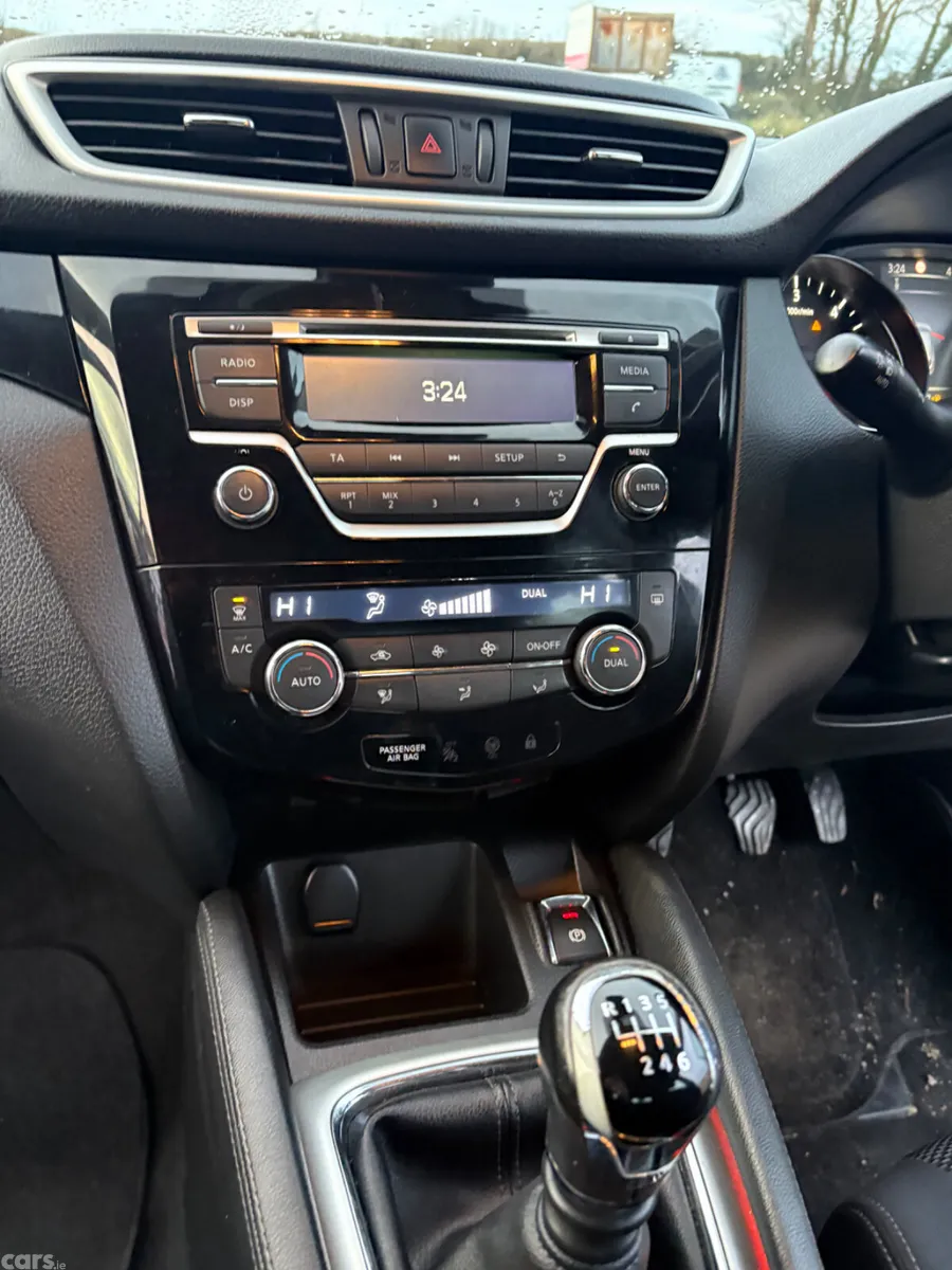 Nissan Qashqai Hatchback, Diesel, 2015, Red