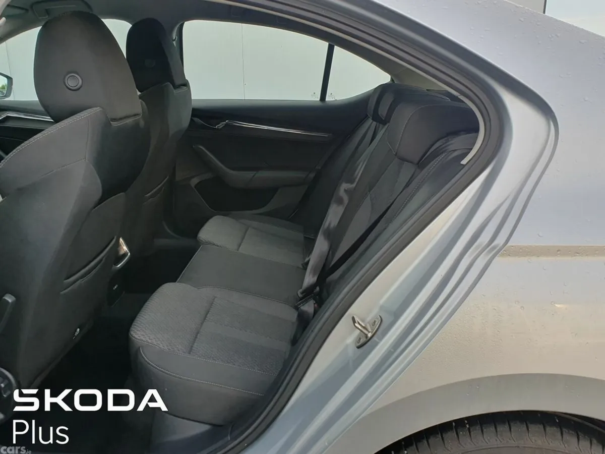 Skoda Octavia Saloon, Diesel, 2022, Grey