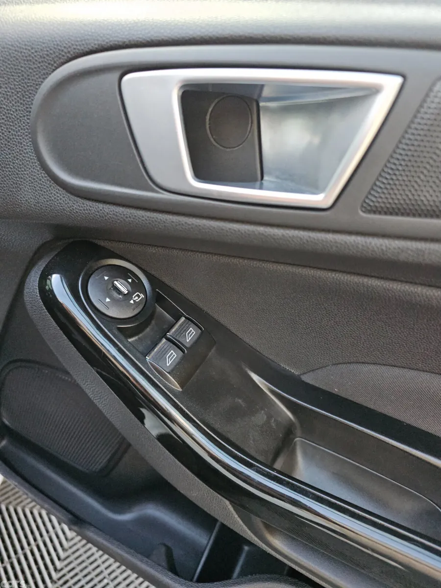 Ford Fiesta Hatchback, Petrol, 2014, White