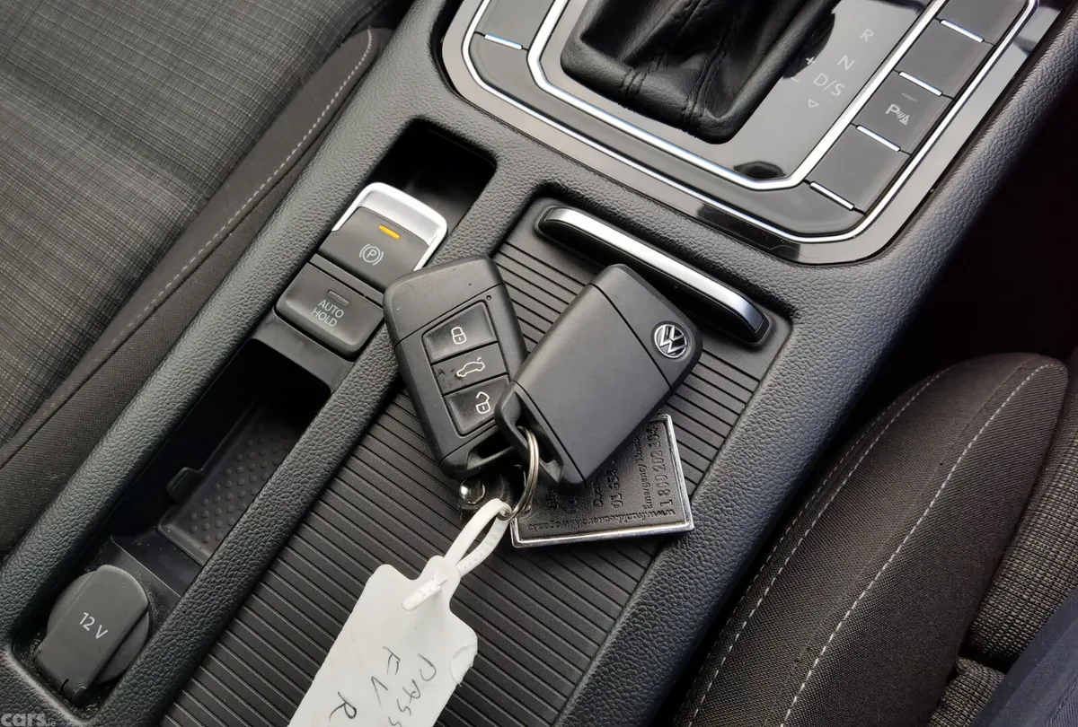Volkswagen Passat Saloon, Diesel, 2022, Black