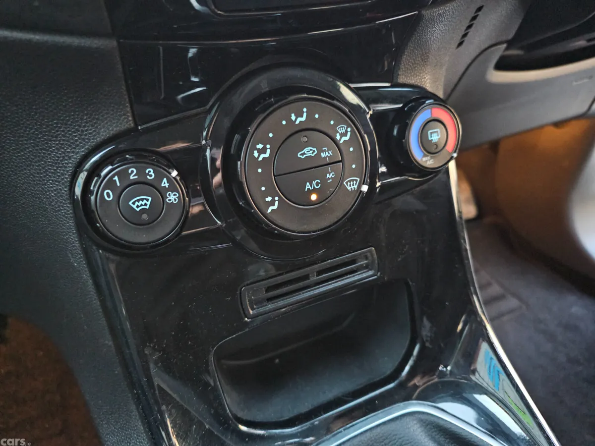 Ford Fiesta Hatchback, Petrol, 2014, White