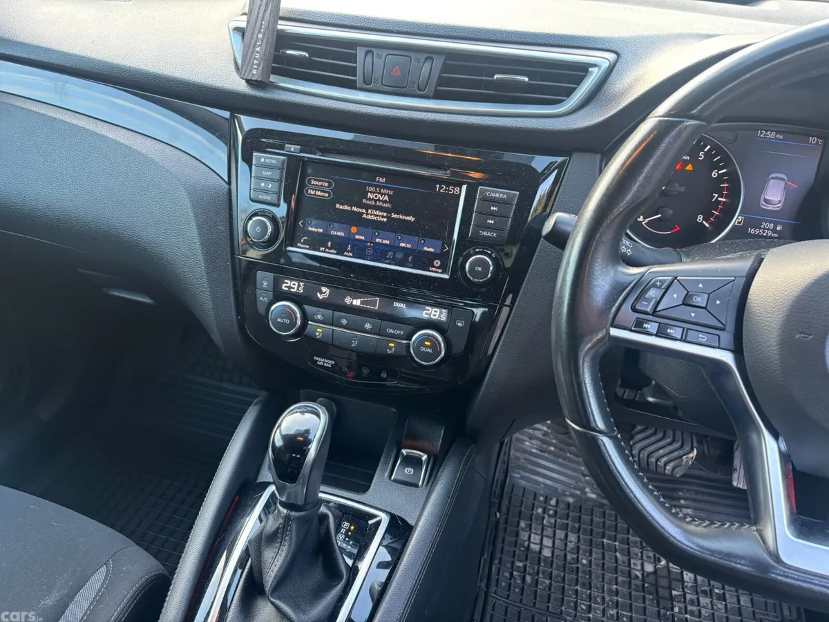 Nissan Qashqai MPV, Petrol, 2019, Red