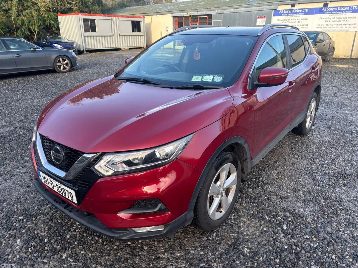 Nissan Qashqai MPV, Petrol, 2019, Red