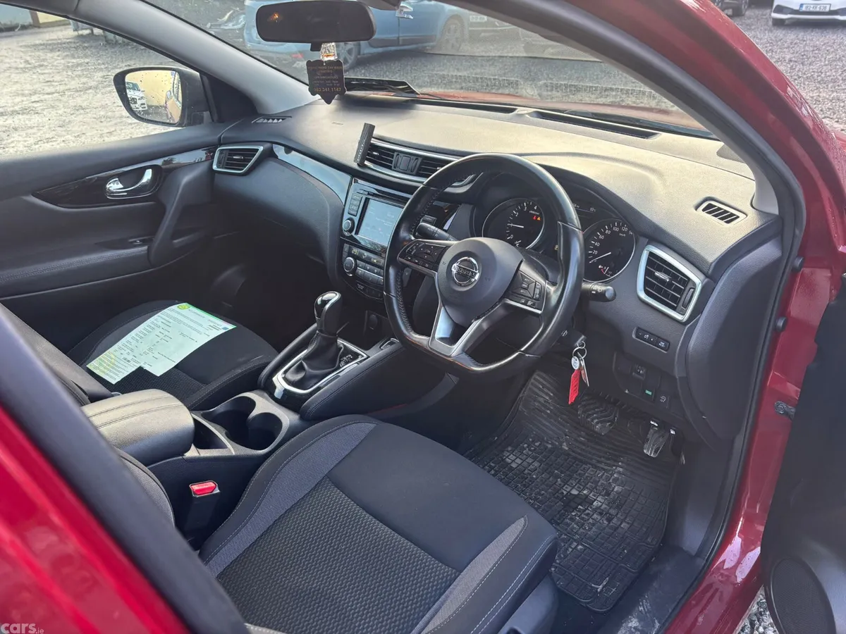 Nissan Qashqai MPV, Petrol, 2019, Red