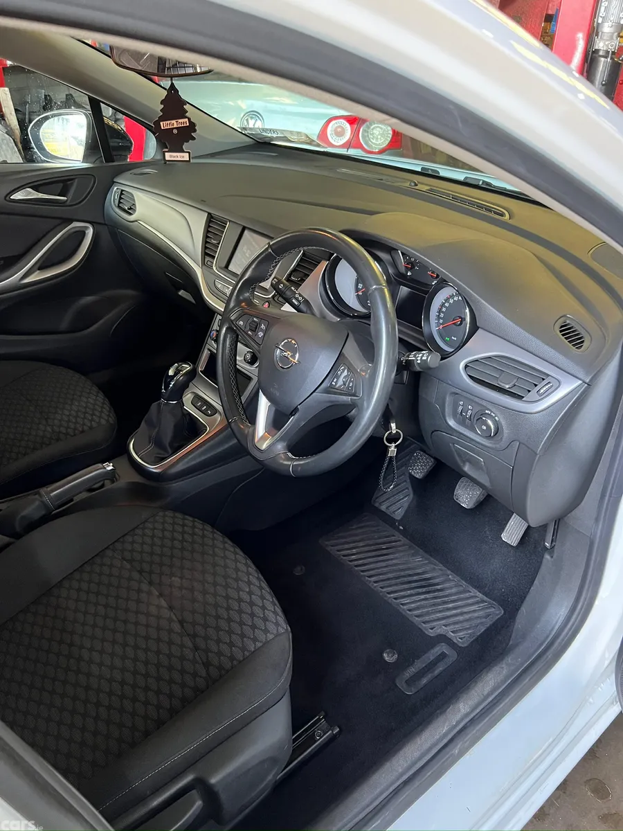 Opel Astra Hatchback, Diesel, 2022, White