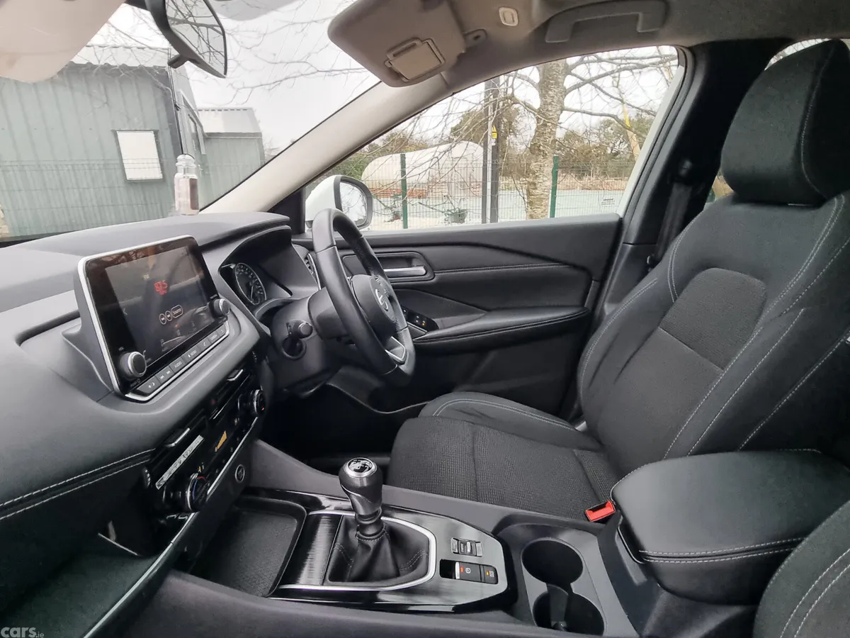 Nissan Qashqai MPV, Petrol Hybrid, 2021, White