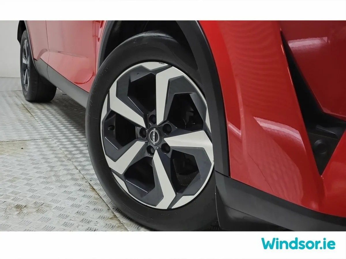 Nissan Qashqai MPV, Petrol Hybrid, 2022, Red
