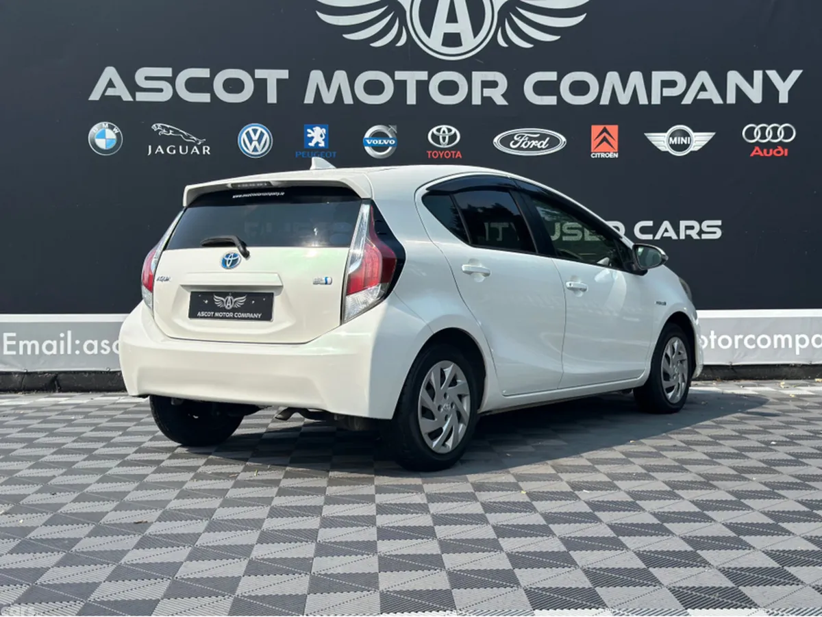 Toyota Aqua Hatchback, Petrol Hybrid, 2015, White