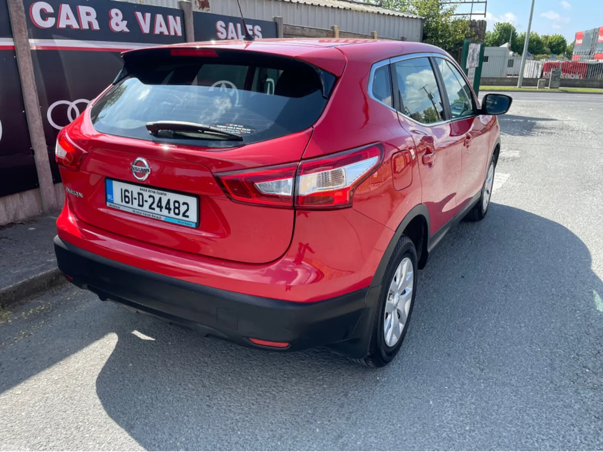 Nissan Qashqai MPV, Petrol, 2016, Red