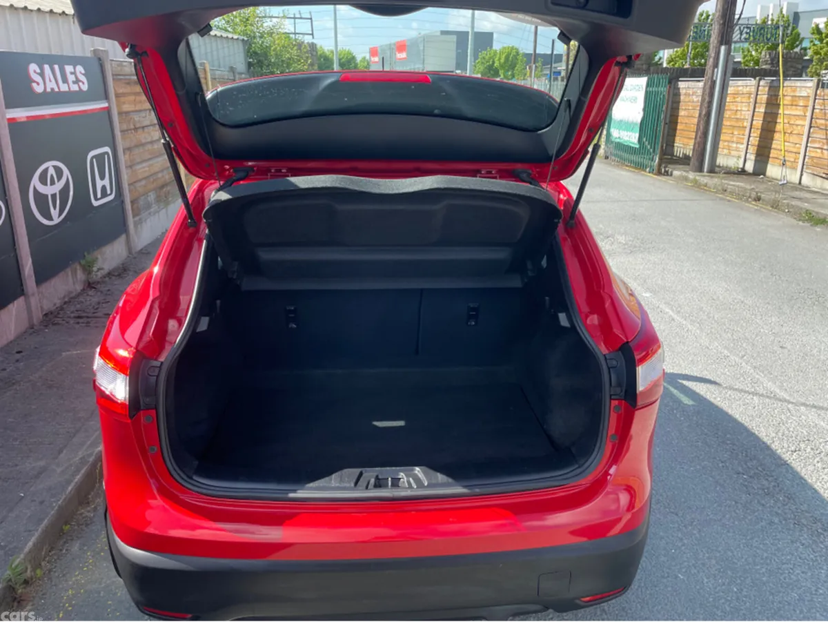 Nissan Qashqai MPV, Petrol, 2016, Red