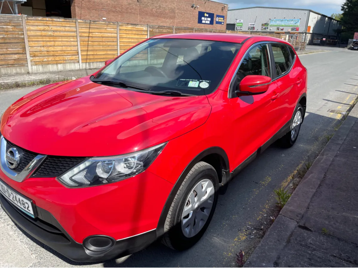 Nissan Qashqai MPV, Petrol, 2016, Red