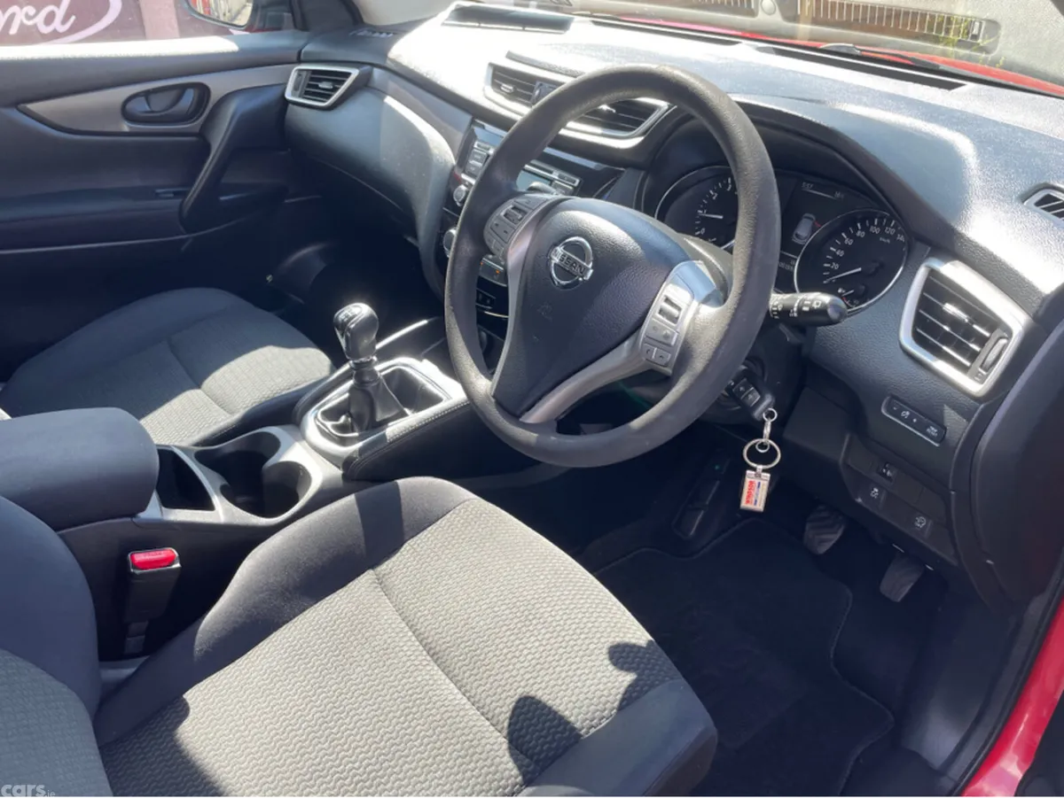 Nissan Qashqai MPV, Petrol, 2016, Red