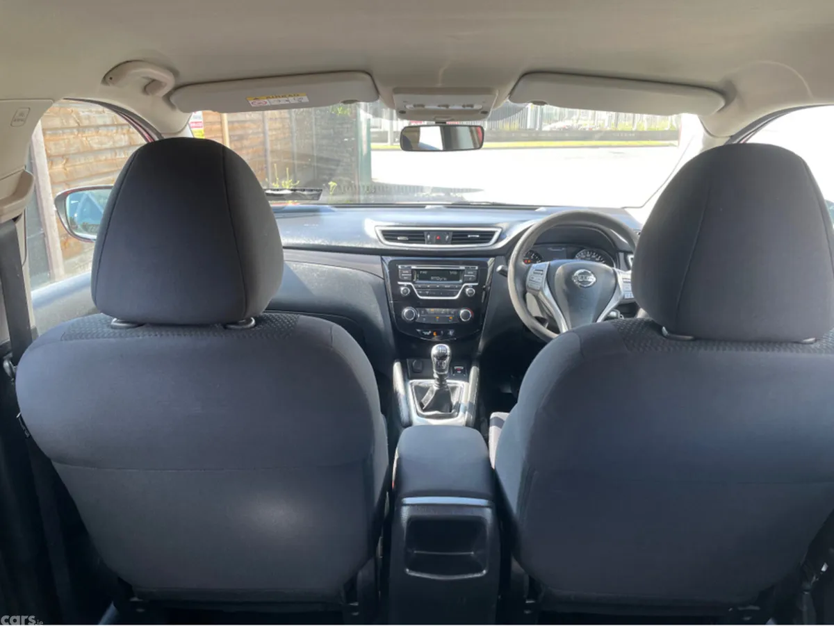 Nissan Qashqai MPV, Petrol, 2016, Red
